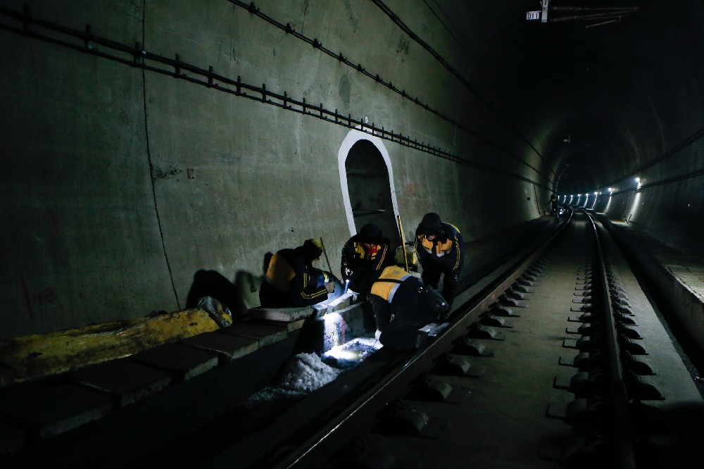 望江铁路运营隧道病害现状